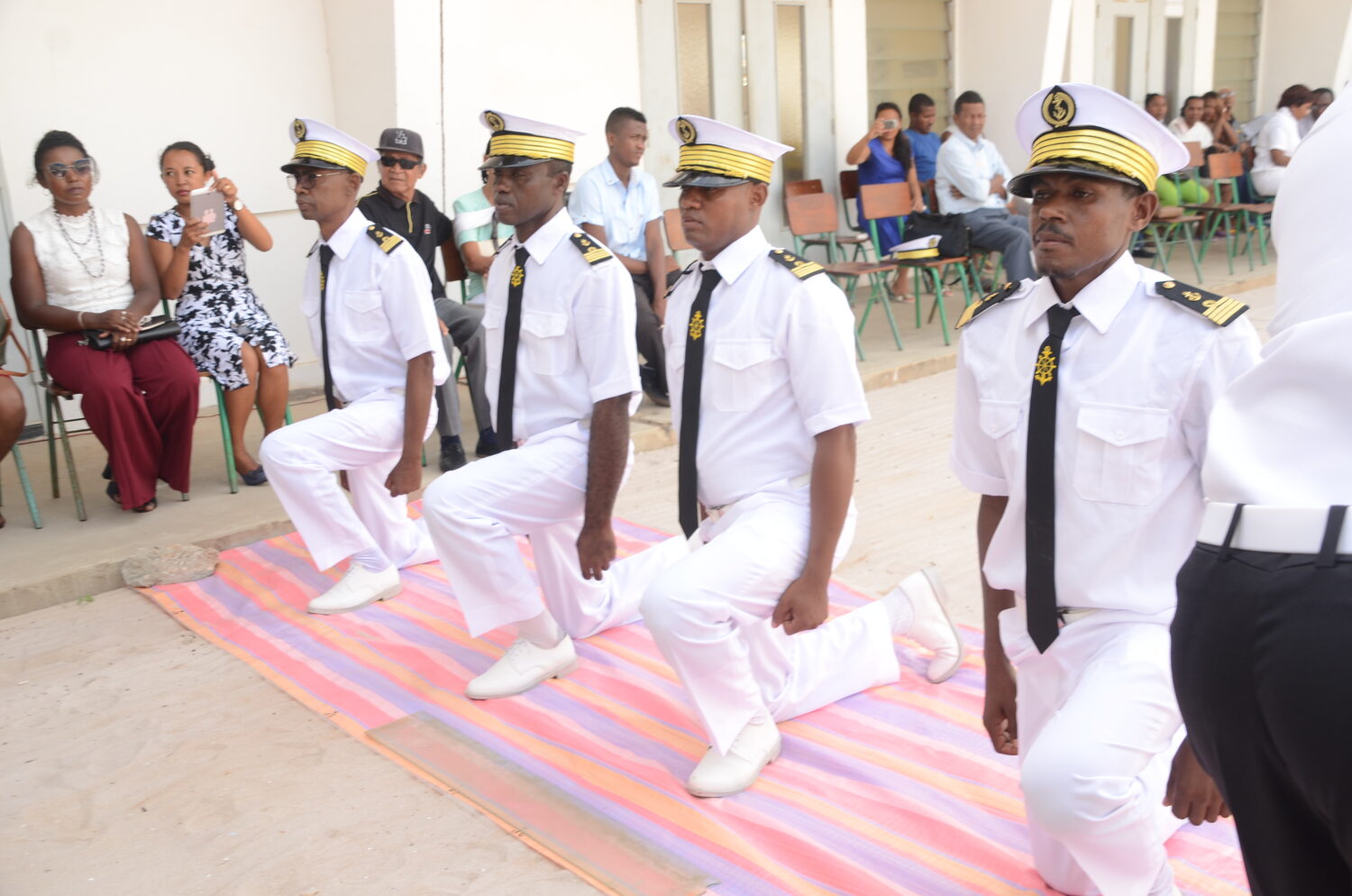 Élèves-officiers de l'ENEM lors d'une cérémonie