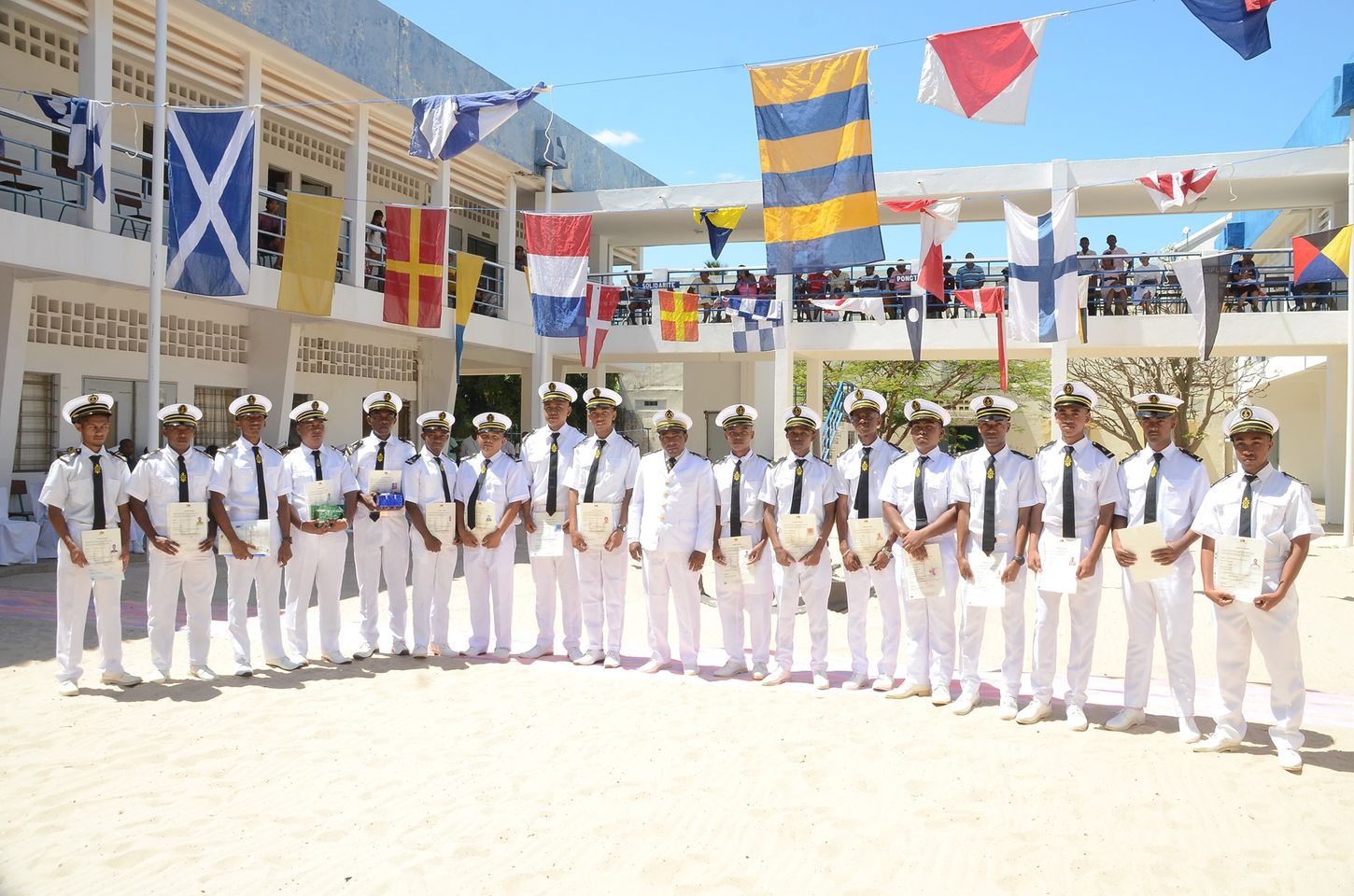 Officiers diplômés de l'ENEM à Mahajanga